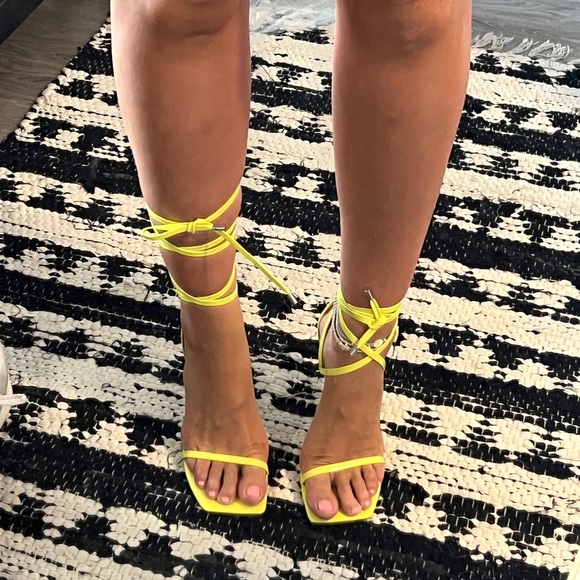 Steve Madden Uplift Ankle Tie Sandals Yellow Size 11 - Picture 2 of 10